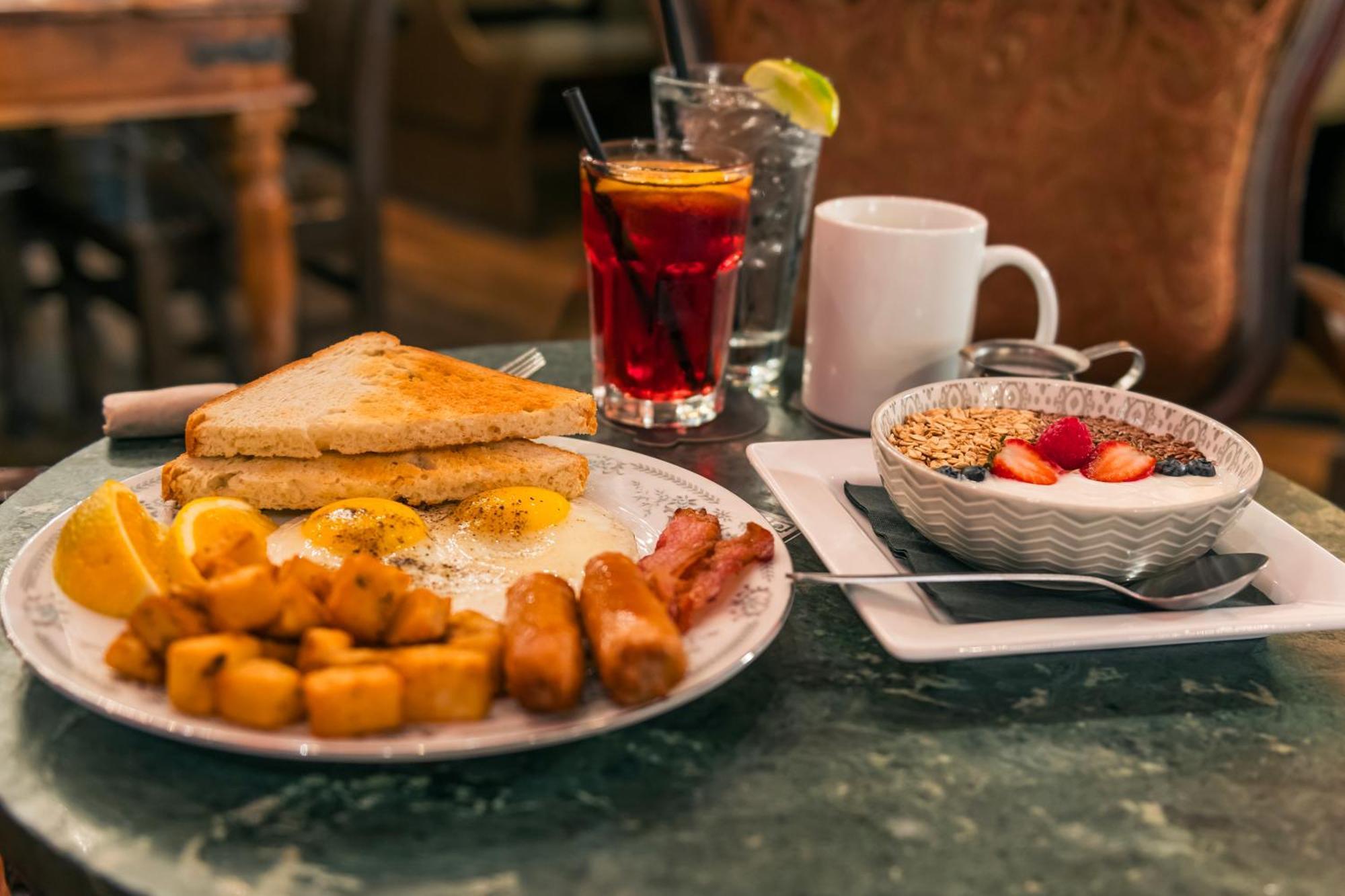 Quality Inn & Suites (Adults Only) Ванкувер Экстерьер фото
