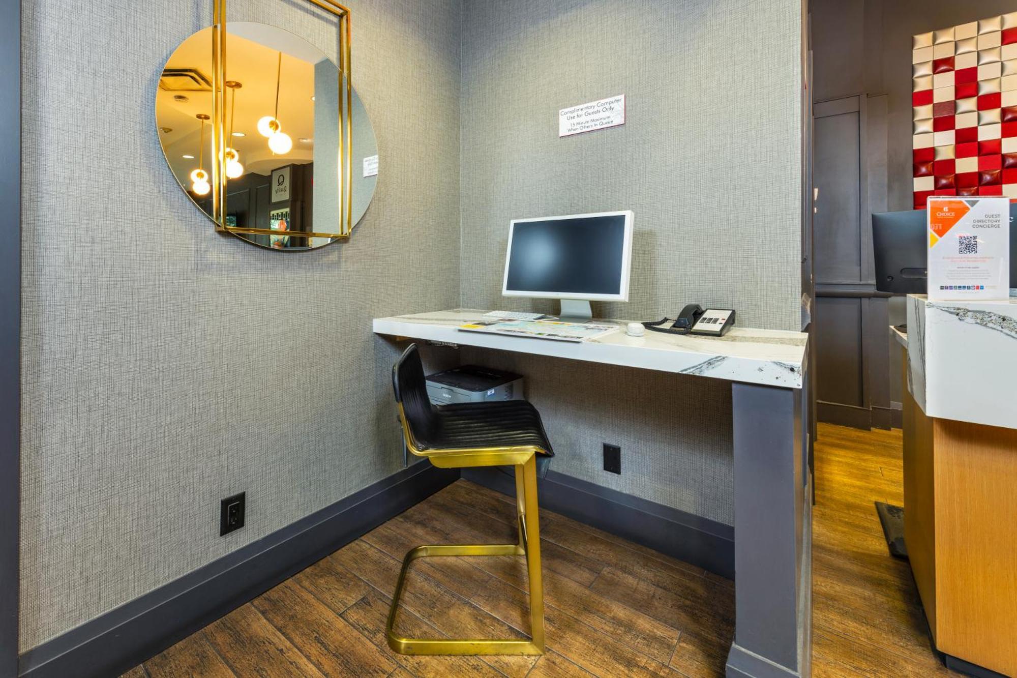 Quality Inn & Suites (Adults Only) Ванкувер Экстерьер фото