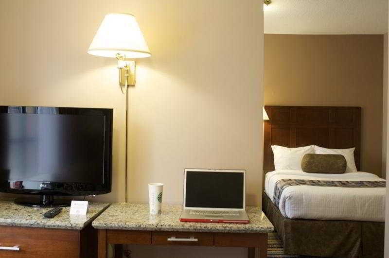 Quality Inn & Suites (Adults Only) Ванкувер Экстерьер фото