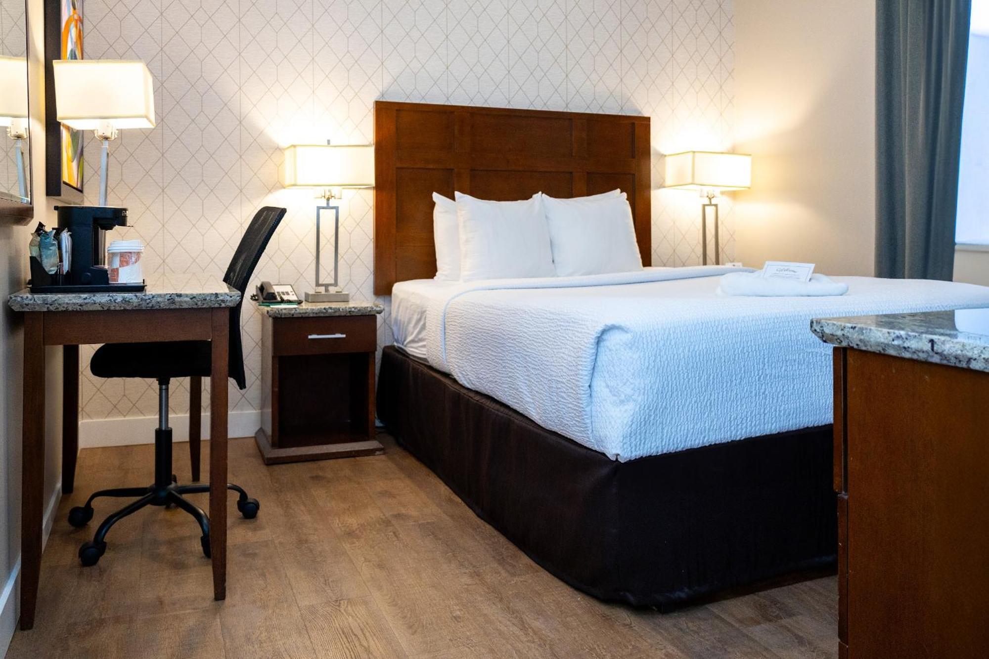 Quality Inn & Suites (Adults Only) Ванкувер Экстерьер фото