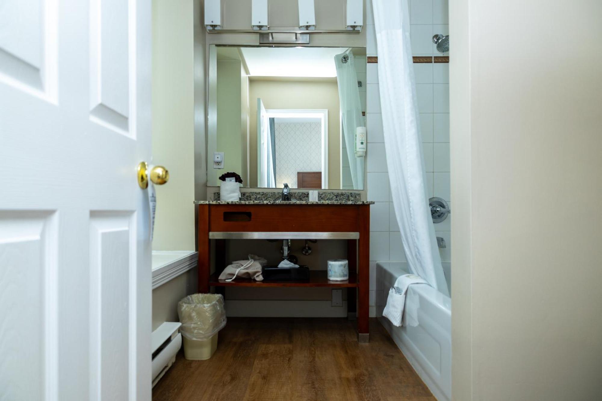Quality Inn & Suites (Adults Only) Ванкувер Экстерьер фото