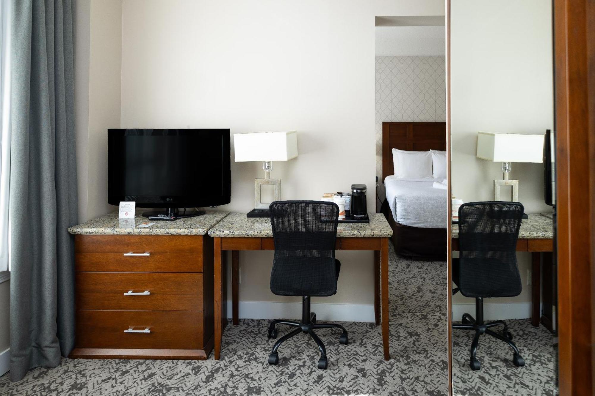 Quality Inn & Suites (Adults Only) Ванкувер Экстерьер фото