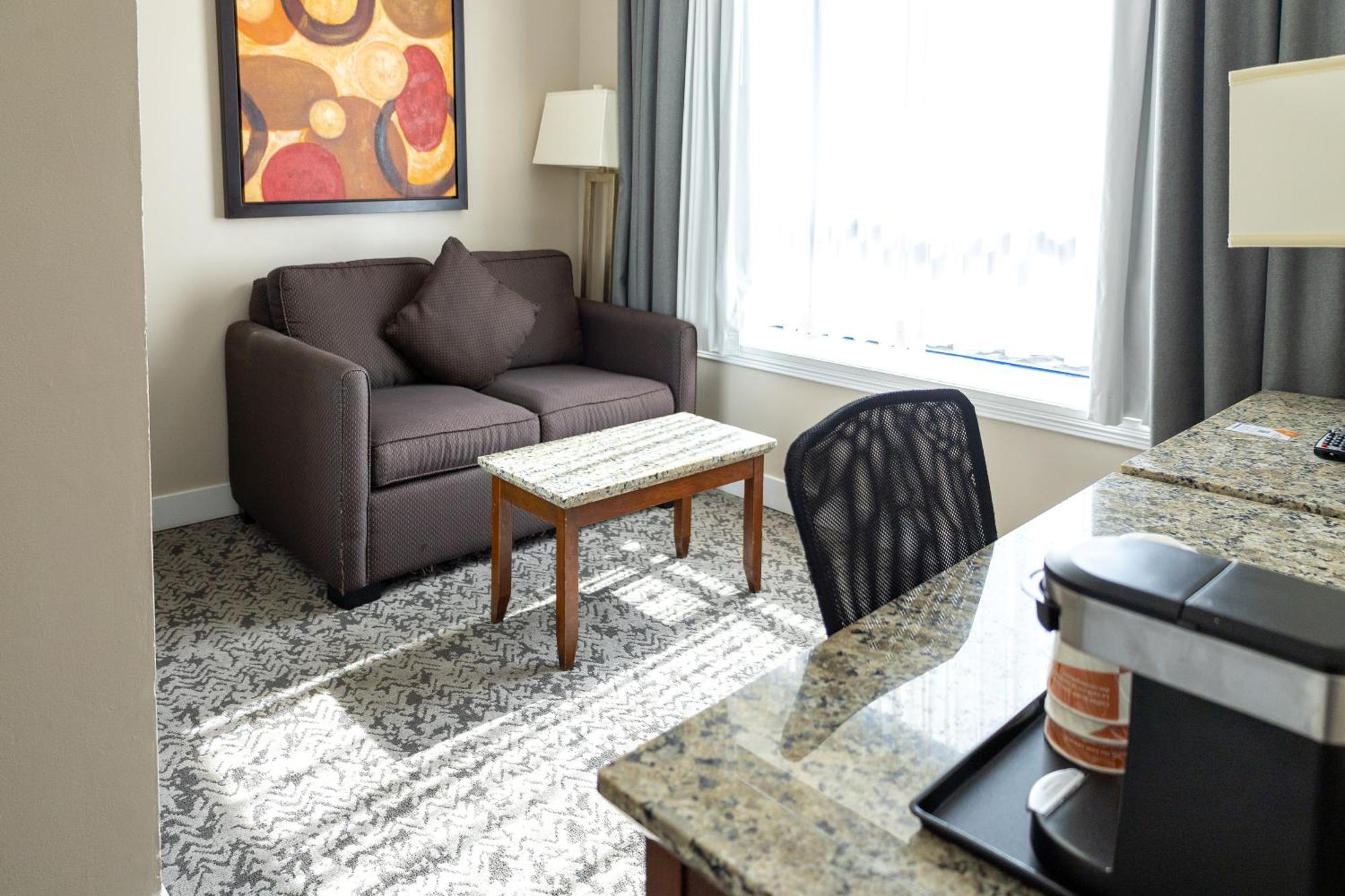 Quality Inn & Suites (Adults Only) Ванкувер Экстерьер фото