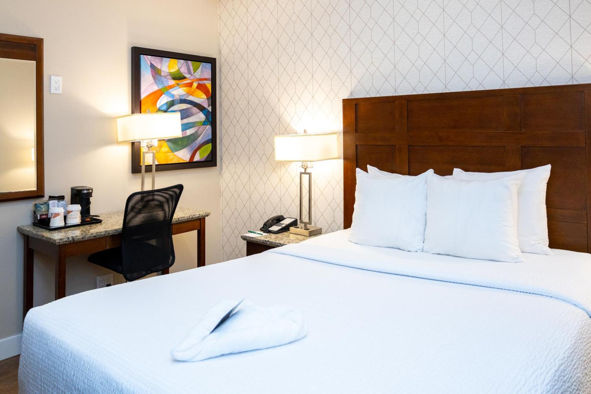 Quality Inn & Suites (Adults Only) Ванкувер Экстерьер фото