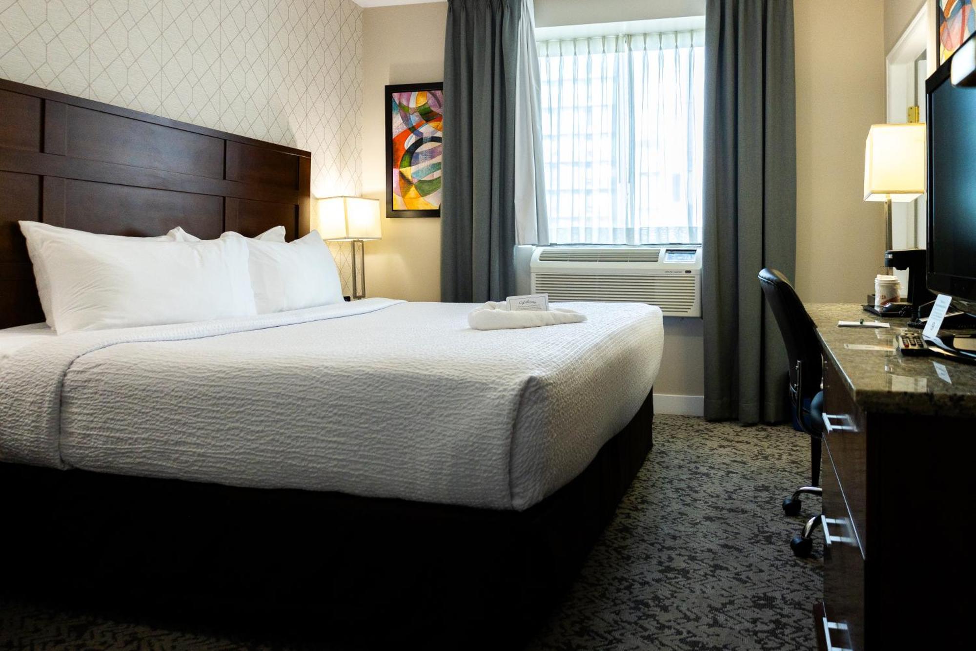 Quality Inn & Suites (Adults Only) Ванкувер Экстерьер фото