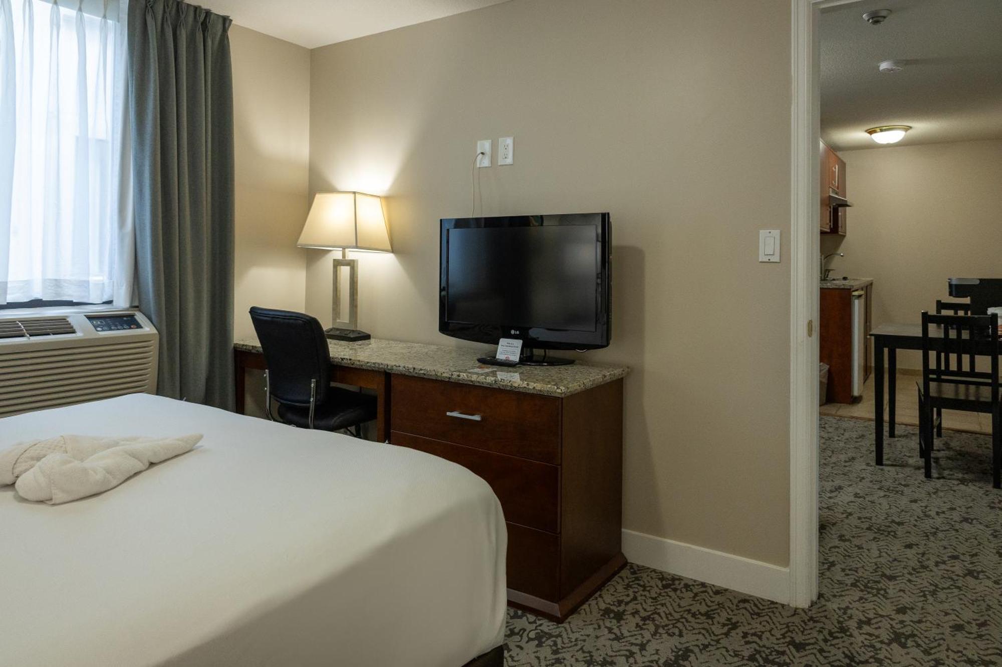 Quality Inn & Suites (Adults Only) Ванкувер Экстерьер фото