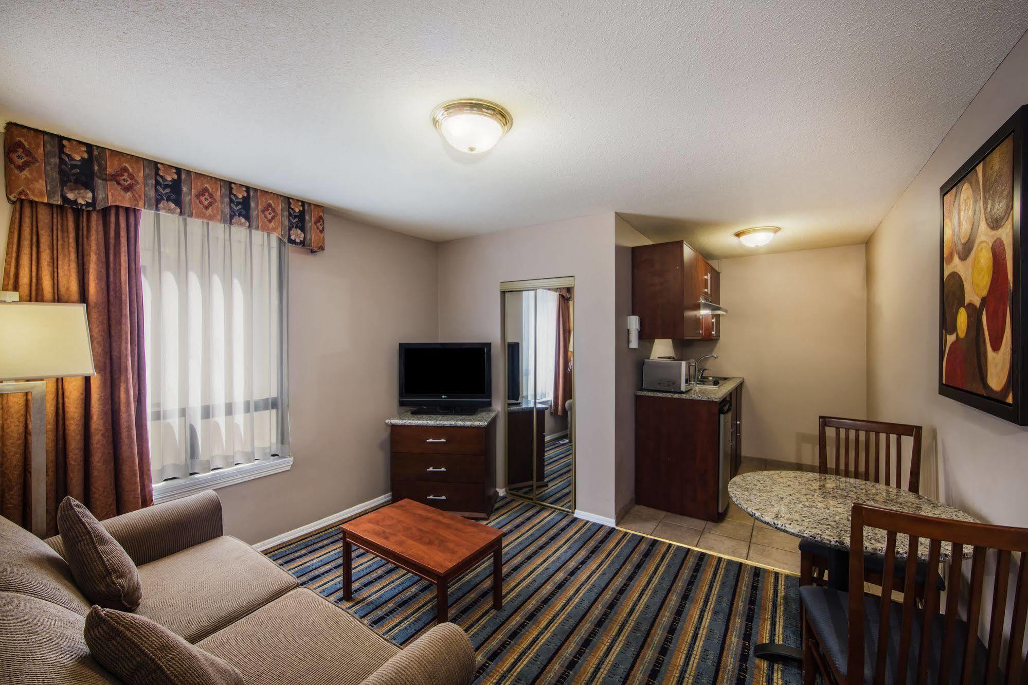 Quality Inn & Suites (Adults Only) Ванкувер Экстерьер фото