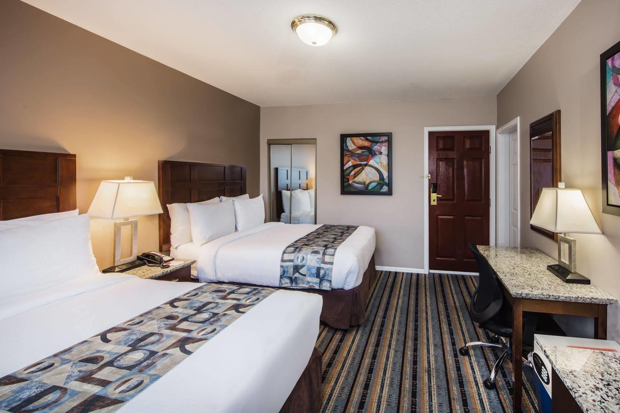 Quality Inn & Suites (Adults Only) Ванкувер Экстерьер фото