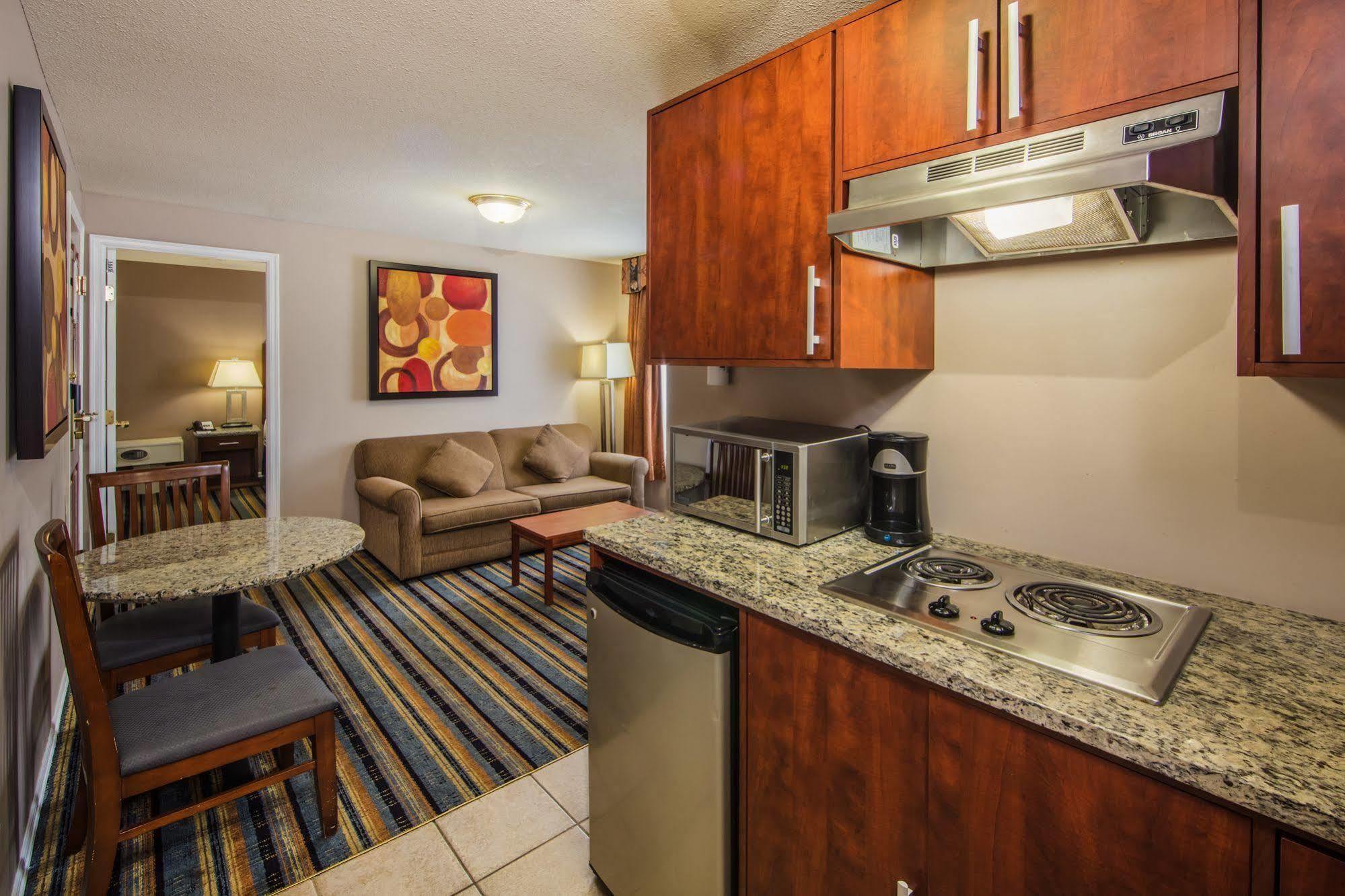 Quality Inn & Suites (Adults Only) Ванкувер Экстерьер фото