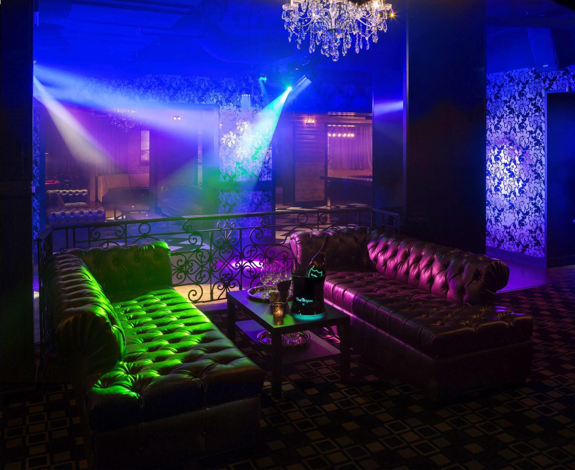 Quality Inn & Suites (Adults Only) Ванкувер Экстерьер фото